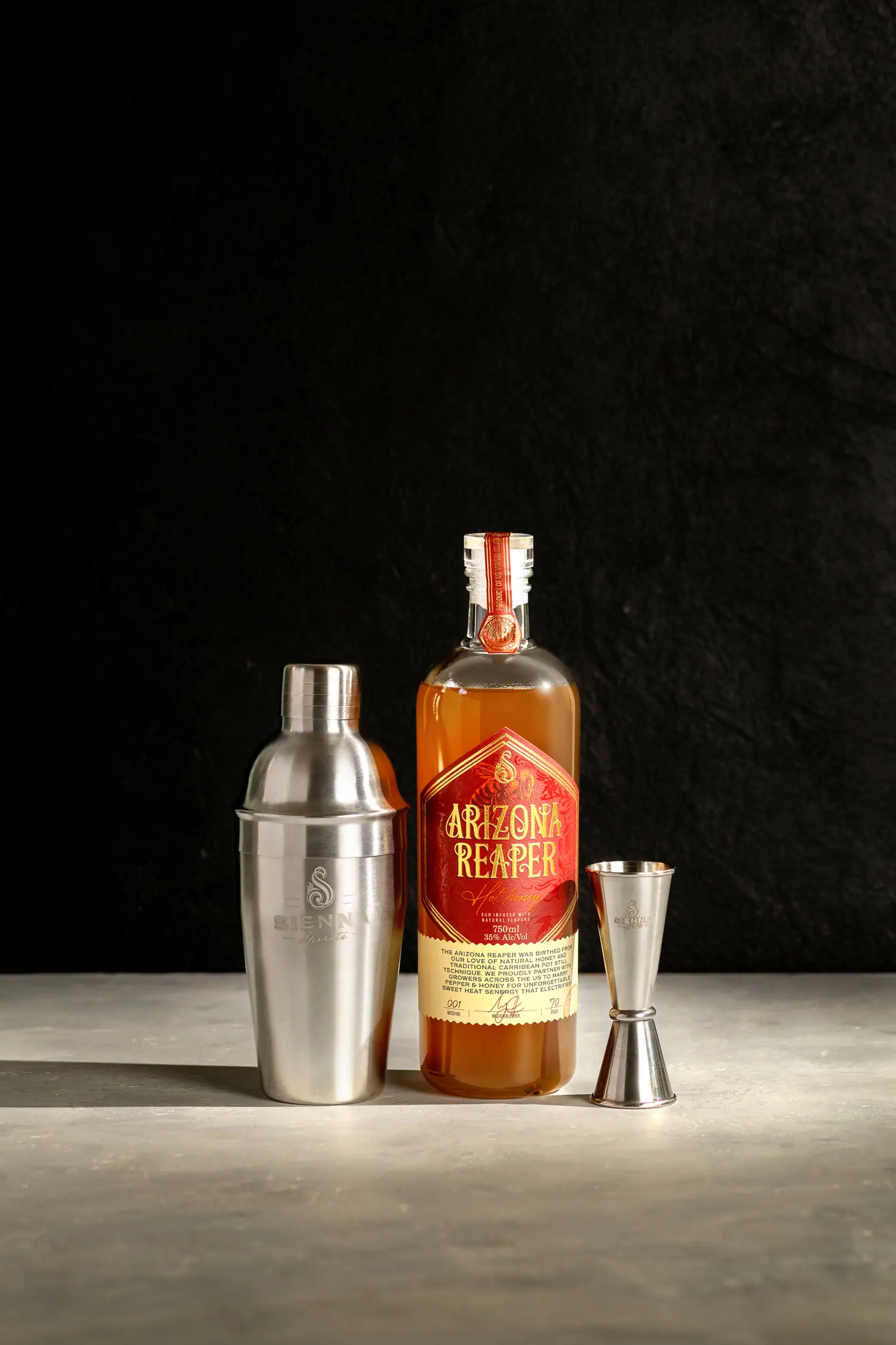 Coctelera y botella