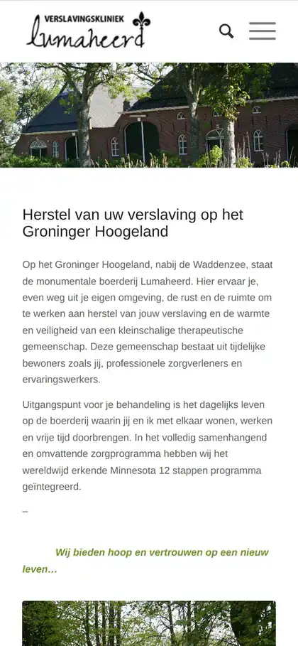 Verslavingskliniek Lumaheerd on a phone